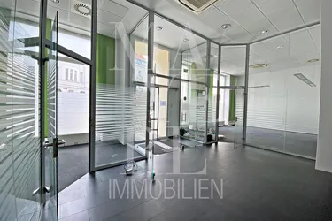 Praxis, Büro, Geschäftsfläche mit barrierefreiem Eingang und Klimaanlage auf 2 Ebenen