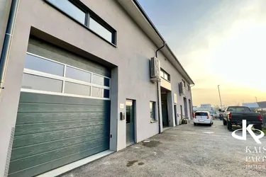 Moderne Halle mit Büro, 111m², Werkstatt möglich!