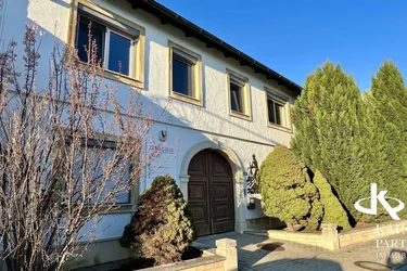Geräumiges Familienhaus mit 3 Einheiten! Neurenovierte, moderne Wohnung, Büro, Einliegerwohnung, Garagen, Halle!