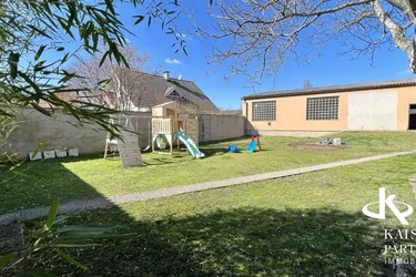 Geräumiges Familienhaus mit 3 Einheiten! Neurenovierte, moderne Wohnung, Büro, Einliegerwohnung, Garagen, Halle!