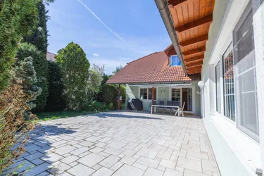 Großzügiges Einfamilienhaus in ruhiger Siedlungslage mit Wellnessbereich und geschützter Gartenterrasse
