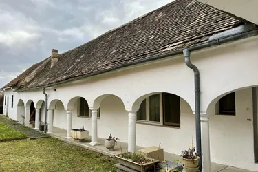 ARKADENBAUERNHAUS SUCHT IDEALISTEN, KÜNSTLER, ROMANTIKER