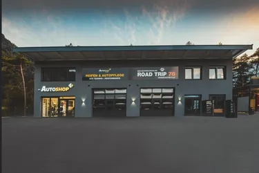 Gesamte Halle mit Büro/ Verkaufsraum und Lager