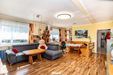 Wohnen mit Traunsteinblick – großzügige 3-Zimmer-Wohnung mit Loggia, Garage und viel Lebensqualität