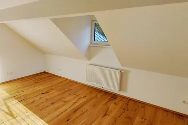 Expose Eine reizende Dachgeschoss- Wohnung mit Loggia für Single oder Pärchen.