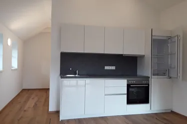 Eine schöne, schicke, tolle 2– Zimmer-Penthouse– Loggia-Wohnung mit Blick auf die Berge.