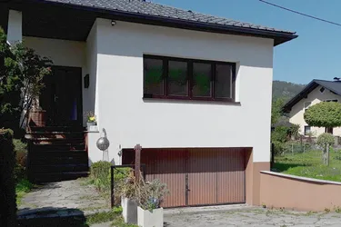 Eine reizende 2-Zimmer-Wohnung mit ca. 51 m², dazu ein Garten mit ca. 30 m² und einen PKW– Stellplatz in einem Zweifamilienhaus.