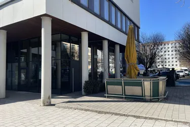 Ehemaliges "Cafe Konrad", Kaffehaus mit Schirmbar