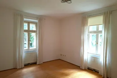 Charmante 1,5-Zimmer-Wohnung in stilvoller Ceconi-Villa