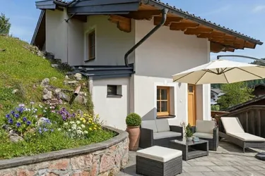 Flair &amp; Idylle: Wohnhaus auf historischem Gewölbe in Hanglage mit eigenem Waldanteil