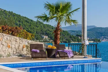 Kroatien - Marina: Moderne Villa mit Pool und Meerblick | Croatia - Marina: Modern front line villa with pool