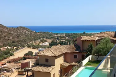 Italien – Sardinien: Hochwertige Penthouse Wohnung mit Meerblick | Italy - Sardinia: High-quality penthouse flat with sea views