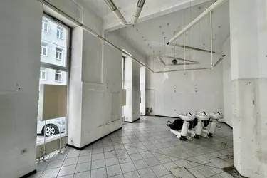Ecklokal mit 4,7 m Raumhöhe zu vermieten