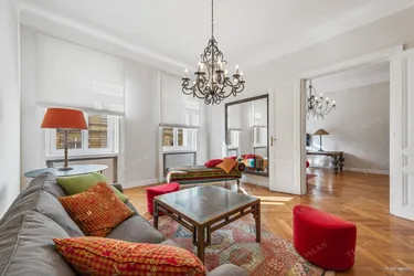 Elegant &amp; zentral – Exklusiv möblierte Altbauwohnung im Servitenviertel