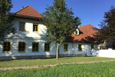 Landanwesen mit Büro-Nebengebäude, Schwimmbad, Bilderbuch-Garten, Parkplätze