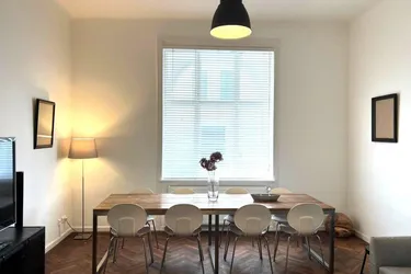 Altbauwohnung, 4-Zi., möbliert mit kleiner Hofterrasse