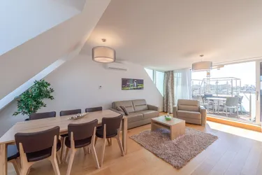Expose ++NEU++ Exklusive, voll möblierte (fully furnished) DG-Wohnung, hochwertige Ausstattung, bezugsfertig! nahe AUGARTEN