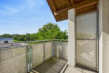 LINZ (Schörgenhubstraße): DACHGESCHOSS-WOHNUNG mit EMPORE ca. 76,5 m² Wohnfläche + BALKON ca. 4,9 m²