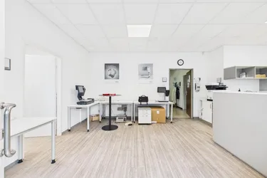 LINZ/STADT: Vielseitig nutzbare Geschäfts- Büro- bzw. Ordinationsfläche mit einer Gesamtgröße von 215,48 m² + PARKFLÄCHE ca. 70 m² zu erwerben