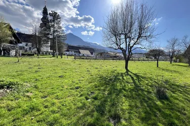 Sonniges Grundstück in schöner dörflicher Lage mit Ausblick