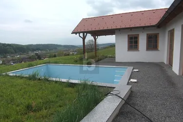 Expose VIELFÄLTIG NUTZBAR MIT EIGENEM POOLHAUS