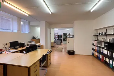 188m² Fläche (74m² Büro &amp; 114m² Lager) mit eigener Einfahrt im Hinterhof. In bester Lage zwischen Wien &amp; Bruck/Leitha.