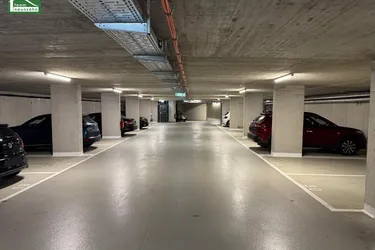 Schluss mit Parkplatzsuche – Tiefgaragenplatz in Simmering verfügbar!
