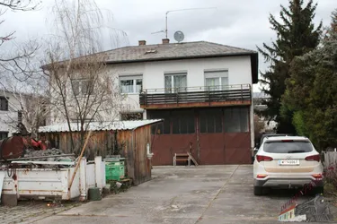 Gut gelegenes Haus mit großer Garage im 21. Bezirk ideal für Firmen auf Pachtgrund