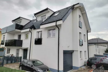 Neubau mit drei Eigentumswohnungen, Gartenfläche, PKW-Stellplatz wartet auf Sie - Investor gesucht!