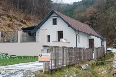 Expose Nähe Kirchschlag: 2 Häuser (Haus 1 zum Fertigstellen, Haus 2 zum Sanieren mit Stadl)