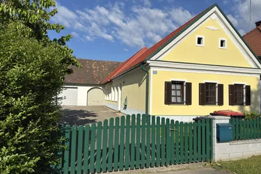 Oberdorf: Gepflegtes Wohnhaus mit 2 Garagen und ebenen Garten