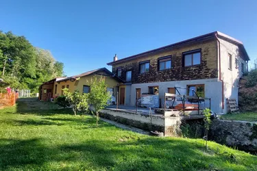 Idyllisches Landhaus mit Stallungen und eigenem Bachlauf