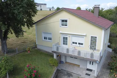 Unterkellertes Einfamilienhaus mit Garage und Obstbaumbestand