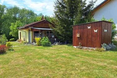 Weinidylle Eisenberg: Baugrundstück mit Gartenhaus