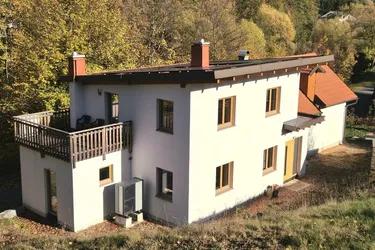 Moderner Landhaus Neubau mit PV-Anlage, Wärmepumpe und 3-fach Verglasung in Ruhelage!