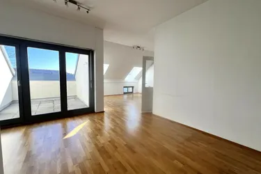 Exklusive Dachgeschoss-Wohnung in Top-Lage mit Terrasse und Schlossbergblick! ++Videorundgang++