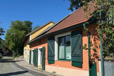 Weinkeller in idyllischer Kellergasse