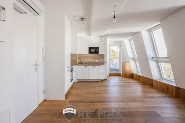 "Helles Dachgeschoss, Garage, Klima nähe U1"