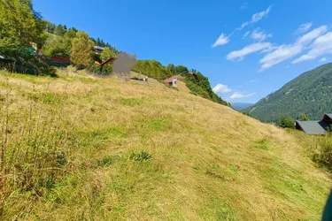 Großes Grundstück für Bauträger oder Privatpersonen mit Blick auf Berge und in die Ferne.