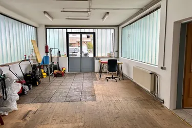 Werkstatt/ Atelier mit überdachtem Parkplatz