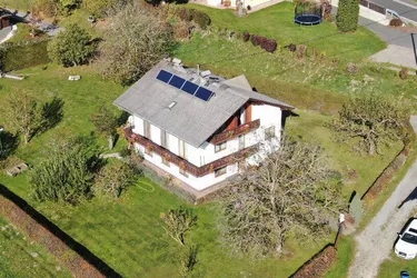 Sonnenplateau Köstenberg - Wohnhaus mit Stallgebäude und Wiesen