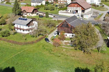 Sonnenplateau Köstenberg - Wohnhaus mit Stallgebäude und Wiesen