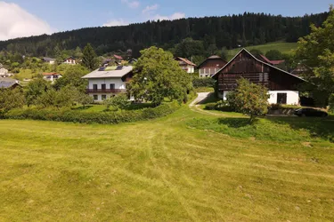Sonnenplateau Köstenberg - Wohnhaus mit Stallgebäude und Wiesen