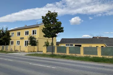 Wiener Neustadt: Mehrfamilienhaus mit einigen Garagen auf einem großen Baugrundstück