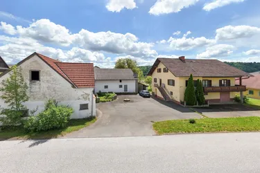 Nähe Riegersburg: Wohnhaus mit geräumigen Nebengebäuden und großem Garten