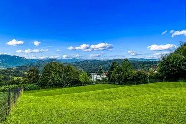 Traumhaftes Grundstück mit traumhaftem Berg-Panorama.