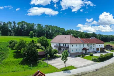 Land &amp; Gut: Hof für Menschen, Tiere ... - Wohnen. Arbeiten. Anlage.
