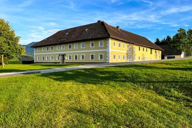 Land &amp; Gut: Historischer Vierkanthof in Allein- &amp; Aussichtslage