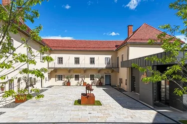 Land &amp; Gut: Arrondierte Allein- &amp; Aussichtslage - Schloss Kolhof.