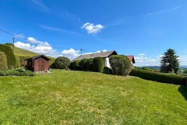 Sonniger Rückzugsort: Grundstück mit Wochenendhaus nahe Linz.